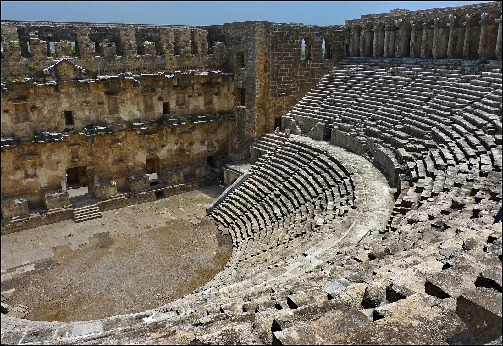 De zitrijen en het toneelgebouw van het theater van Aspendos