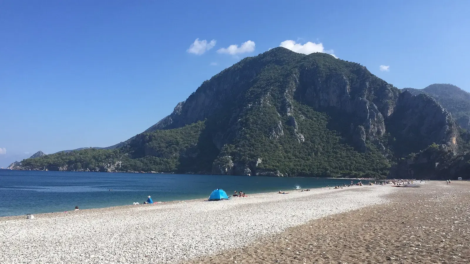 Het strand van Çıralı met de groene rotsen van Olympos aan het eind