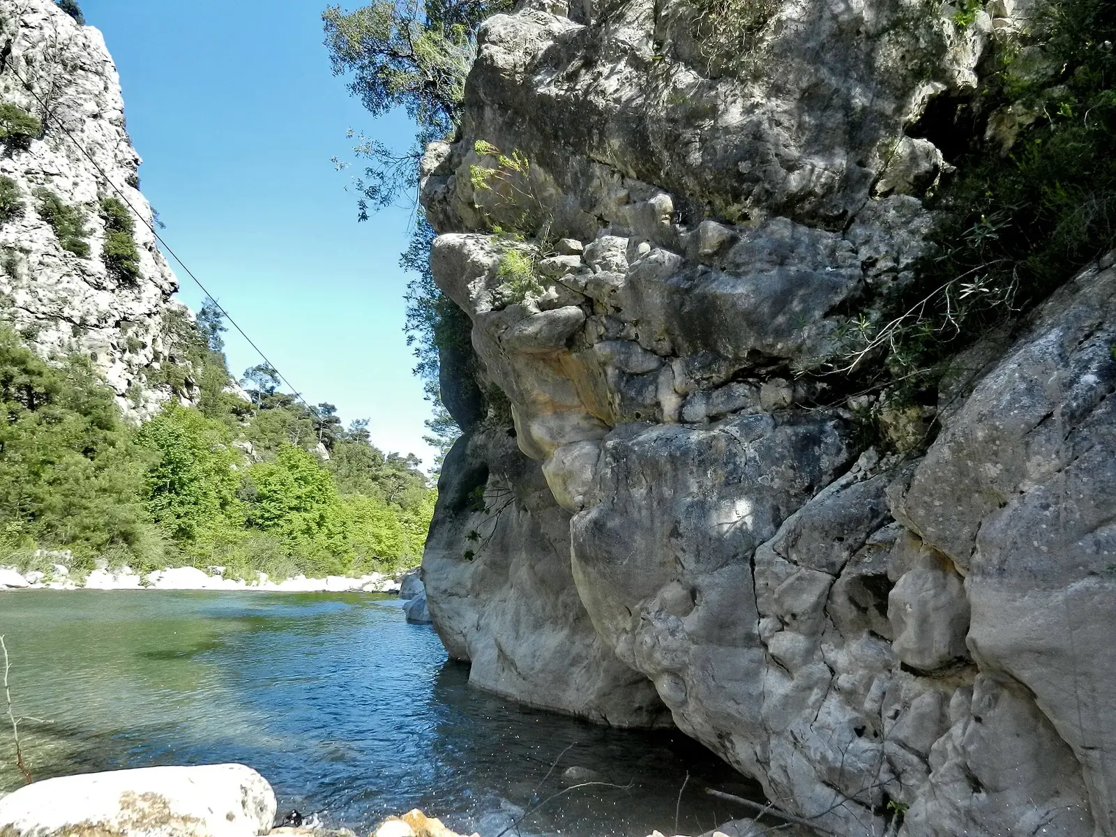 Blauw water langs een rotswand in de Göynük kanyon bij Kemer