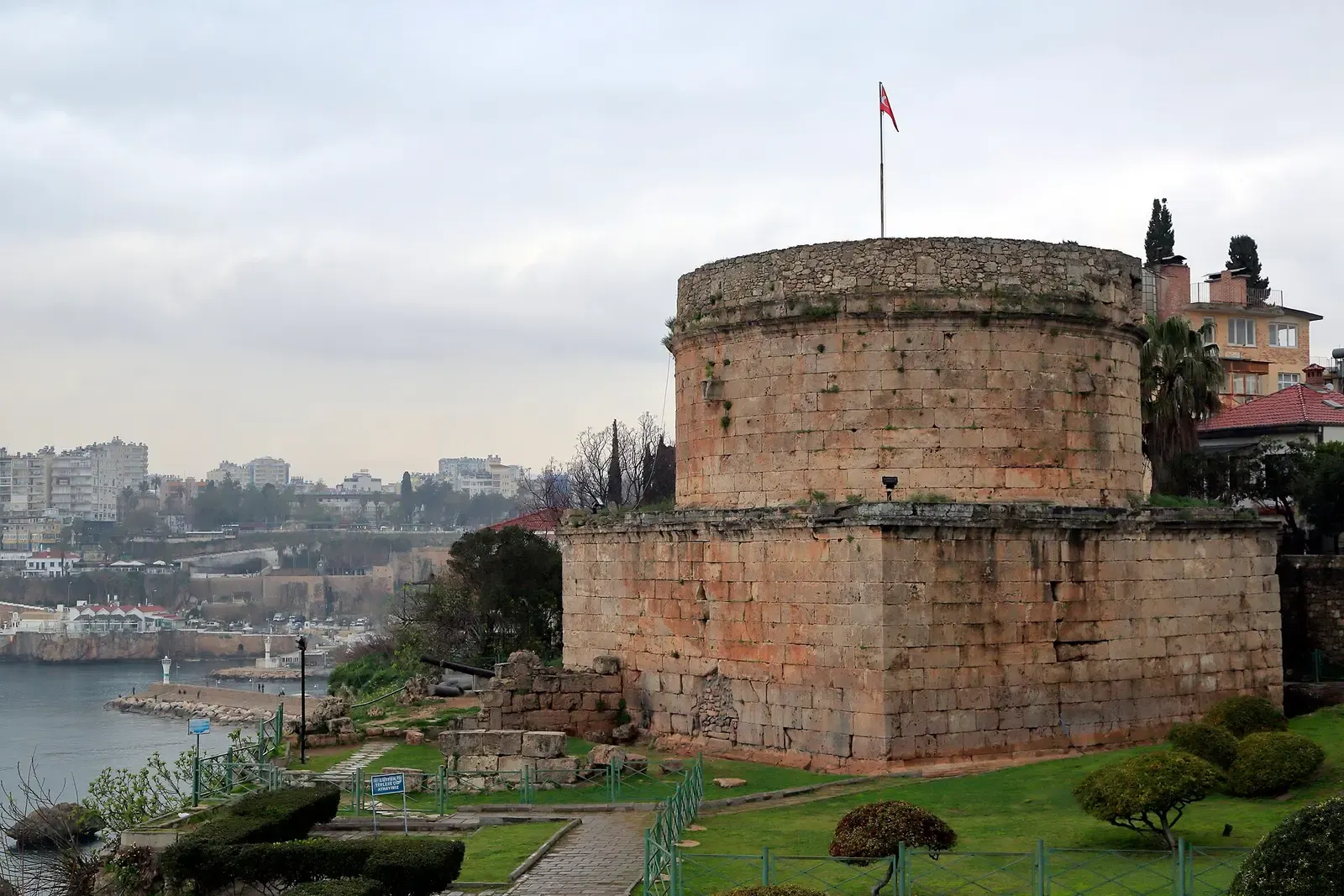 De Hıdırlık-toren met de oude stad van Antalya op de achtergrond