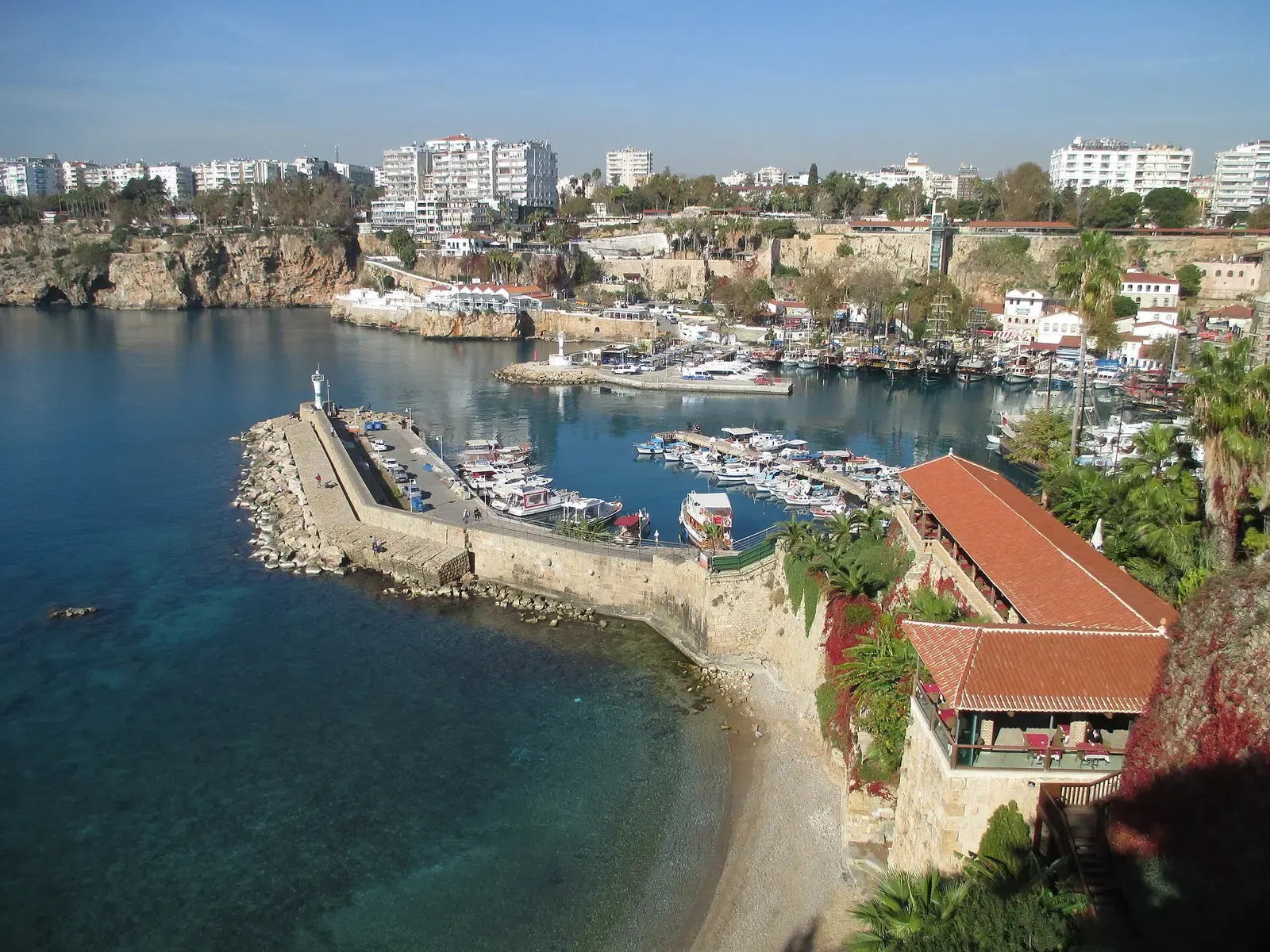 De oude haven van Antalya onder de kliffen van Kaleiçi met jachten en de golfbreker