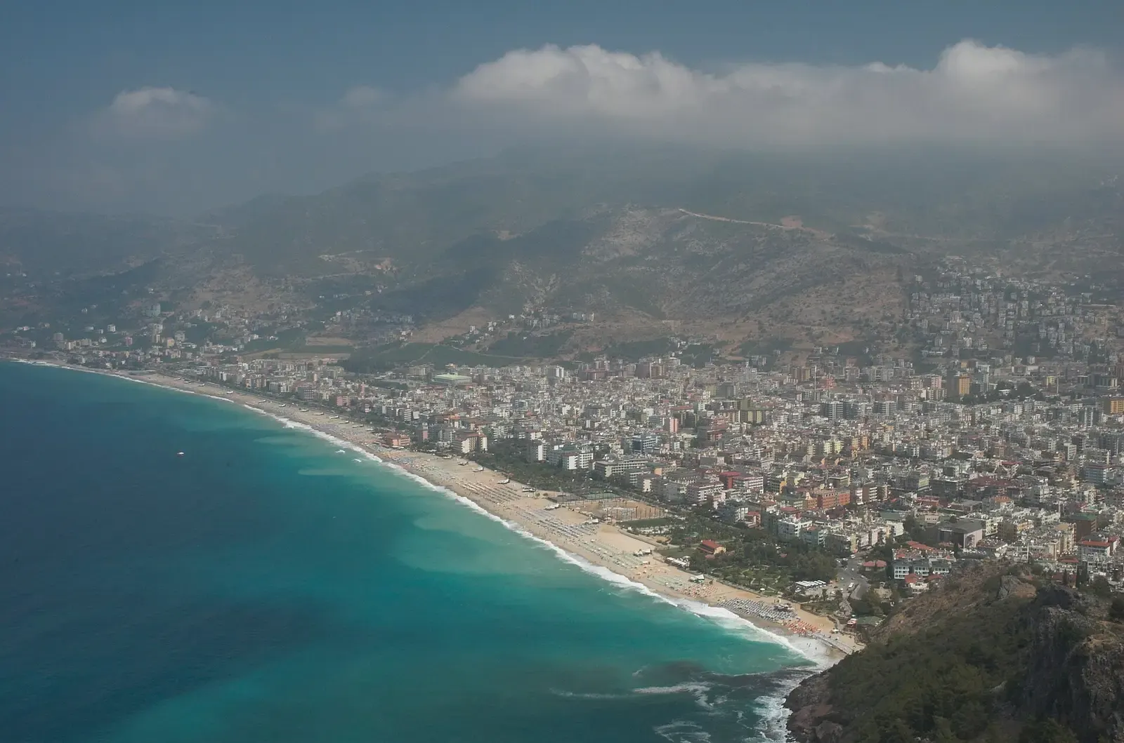 Turquoise water langs het Kleopatrastrand, gezien vanaf de kasteelrots van Alanya