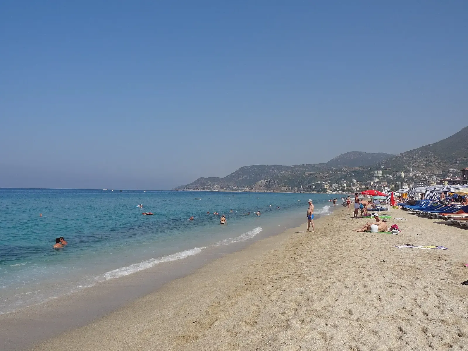Fijn zand en helder ondiep water op het Kleopatrastrand in Alanya