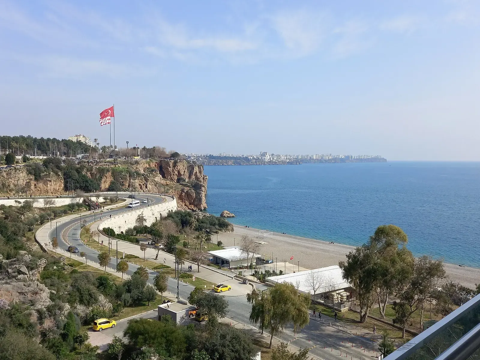 Het strand van Konyaaltı onder de kliffen van Antalya