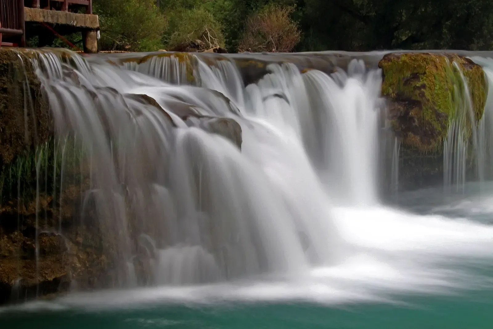 De Manavgat waterval met lange sluitertijd, het water als een zachte sluier