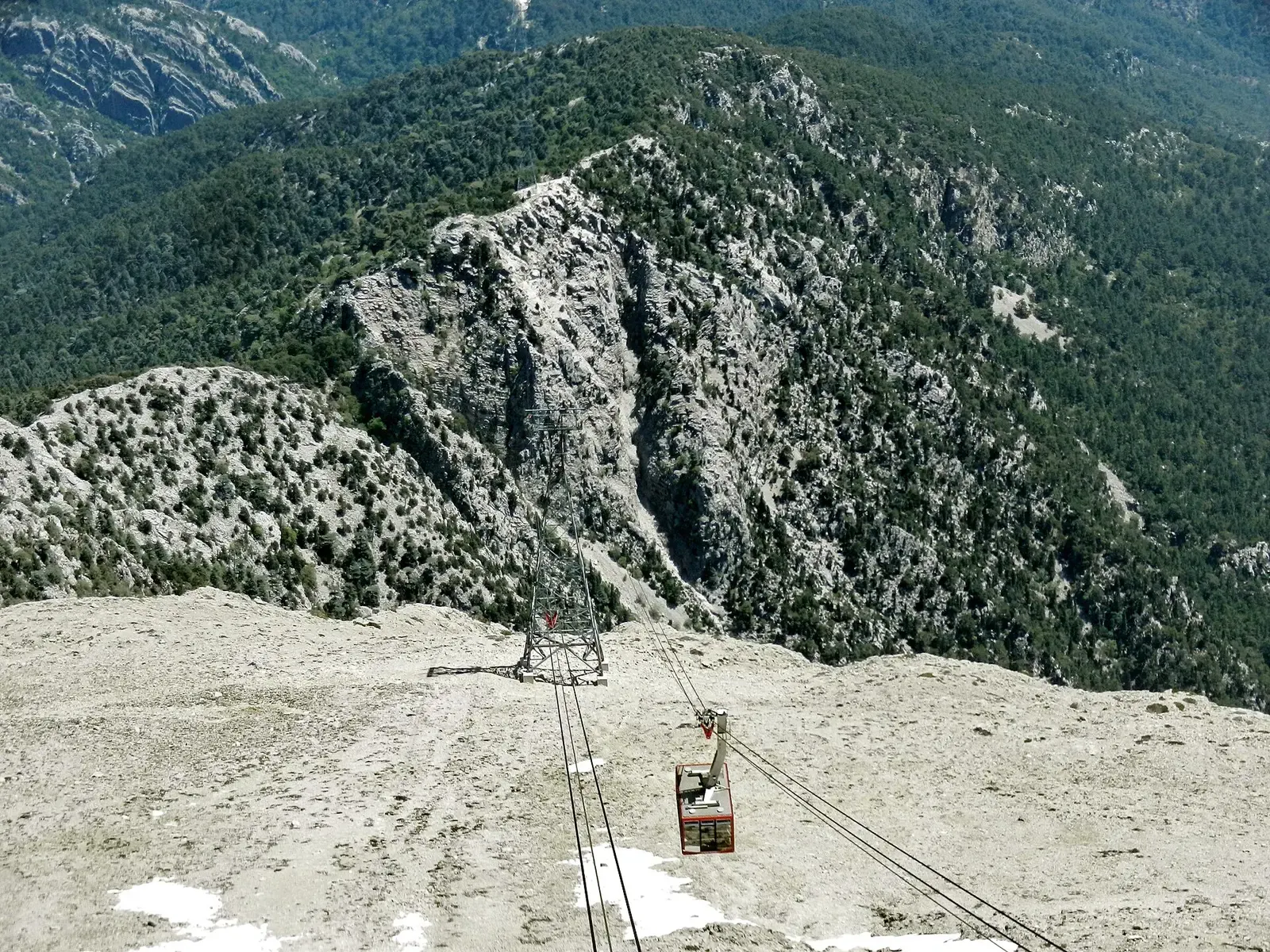 De kabels en een cabine boven de kale top van de Tahtalı Dağı