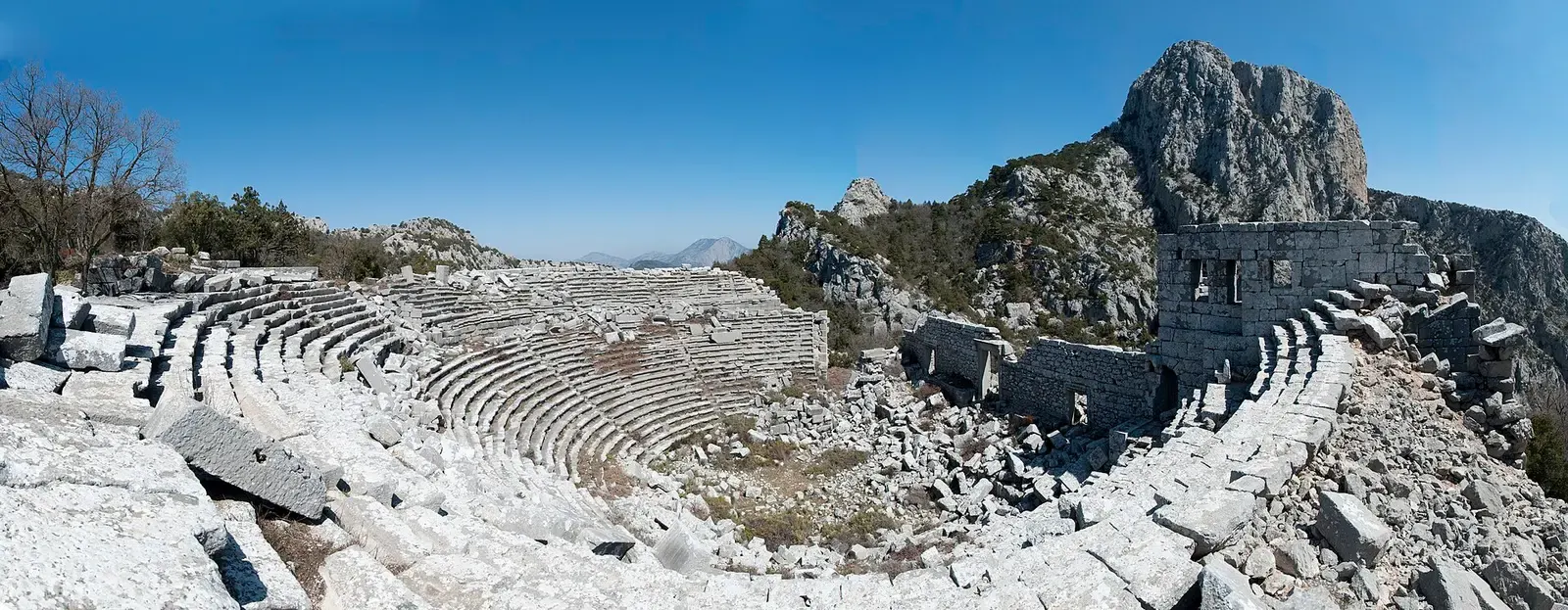 Het theater van Termessos hoog in de bergen met uitzicht over het dal