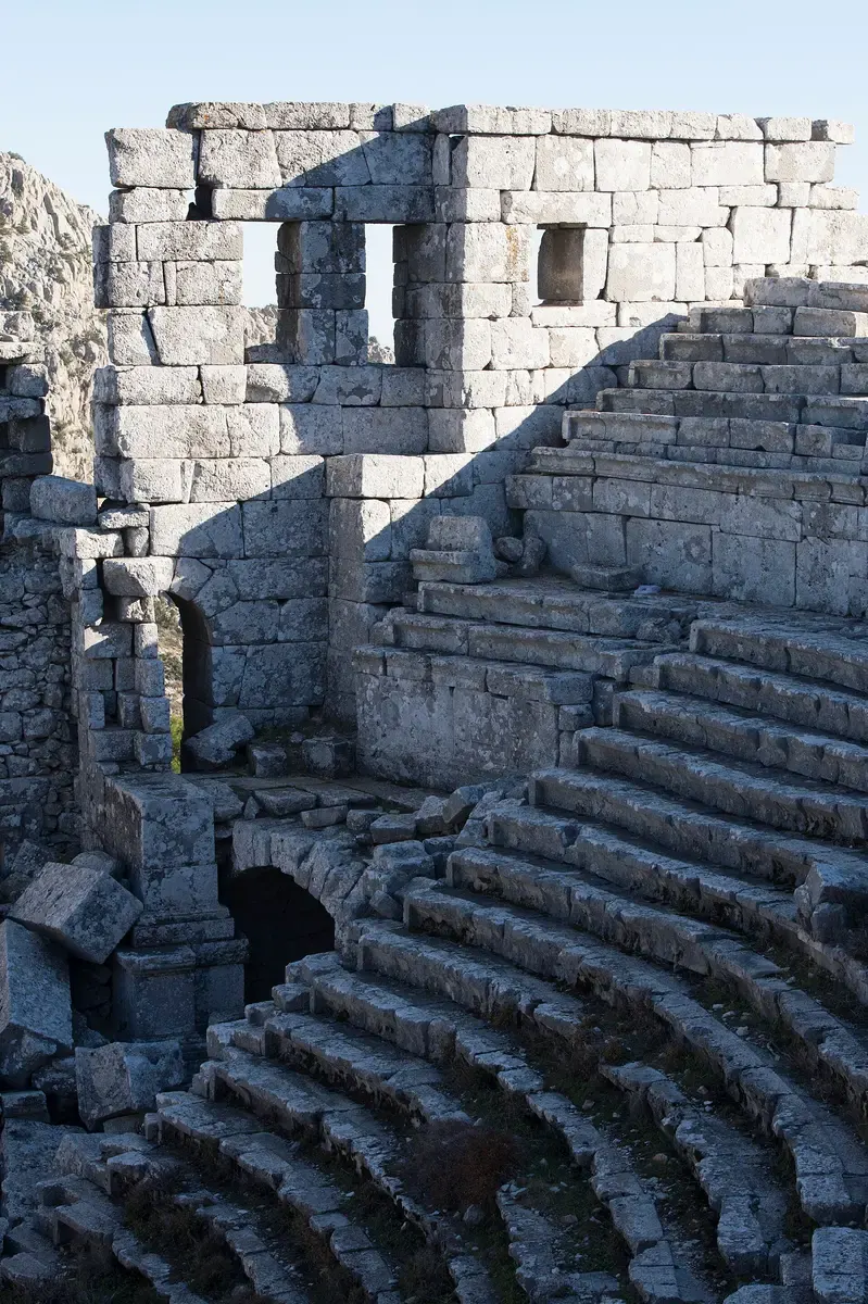 Stenen zitrijen van het theater van Termessos